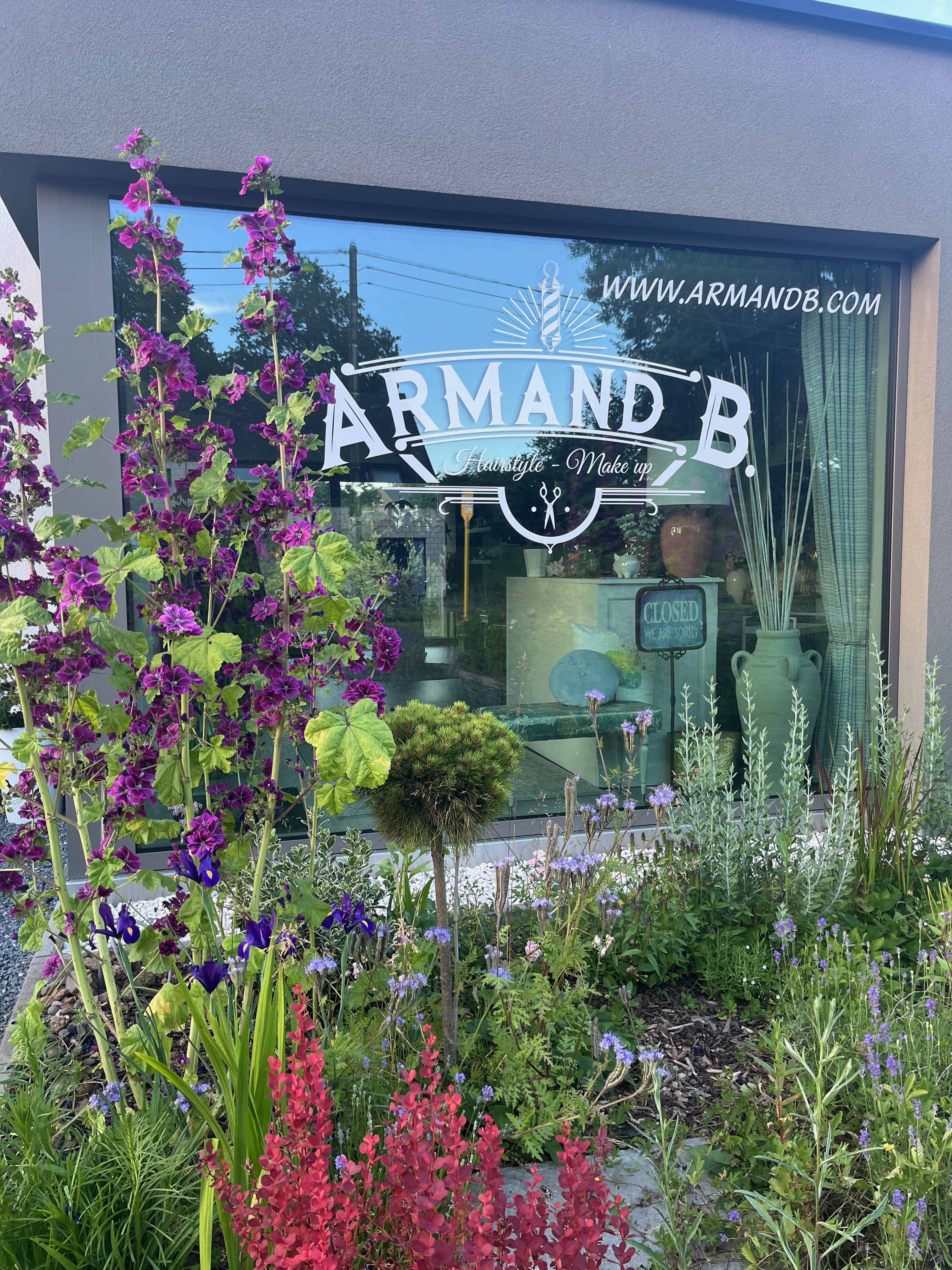 Vitrine du salon de coiffure Armand B. à Attert